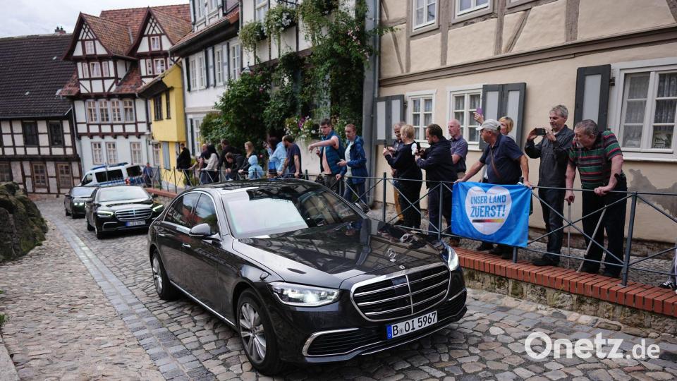 An einer Gruppe Demonstranten empfängt Merz in Quedlinburg. Bild: Kay Nietfeld/dpa
