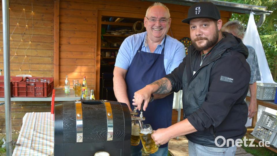 Die Männer am Ausschank hatten alle Hände voll zu tun. Bild: Josef Rosner