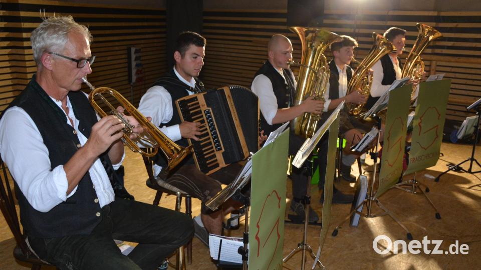 Für sie war's ein Heimspiel: Die "Fraisch-Buam" sorgten wieder für die musikalische Unterhaltung beim Rot-Kreuz-Weinfest in Bad Neualbenreuth. Bild: Josef Rosner