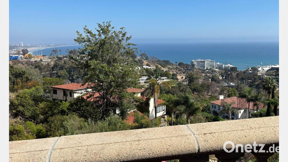 Ausblick von der Villa Aurora im Stadtteil Pacific Palisades: Die Villa Aurora hat nach Sanierungsarbeiten nach den Bränden in Los Angeles 2025 wieder geöffnet und nimmt die Arbeit auf. Bild: Susanne Hehr/dpa