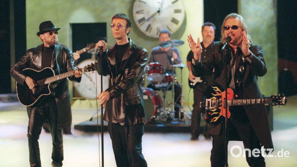 Bei „Wetten, dass..?“ waren die Bee Gees, wie hier 2001 zum 20. Jubiläum der Sendung, mehrfach zu Gast. (Archivbild) Bild: picture alliance / dpa