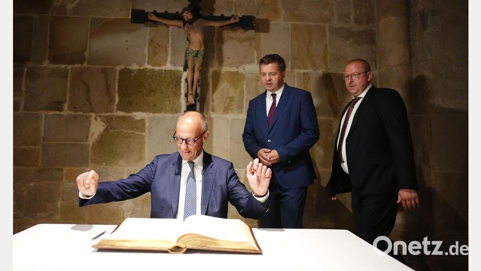 In Quedlinburg trägt Merz sich ins Goldene Buch der Stadt ein. Bild: Kay Nietfeld/dpa-Pool/dpa