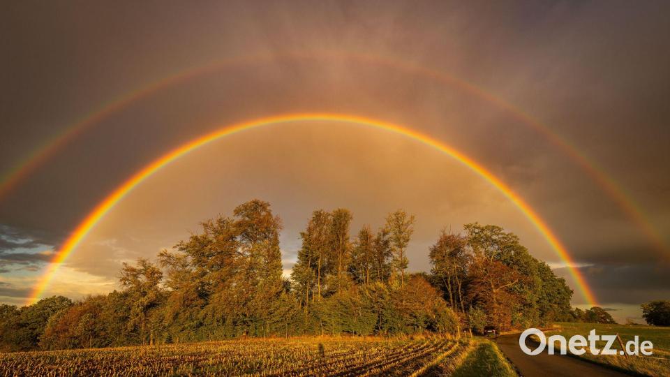 Ein Regenbogen strahlt im Abendlicht in Baden-Württemberg. Bild: Alexander Wolf/onw-images/dpa