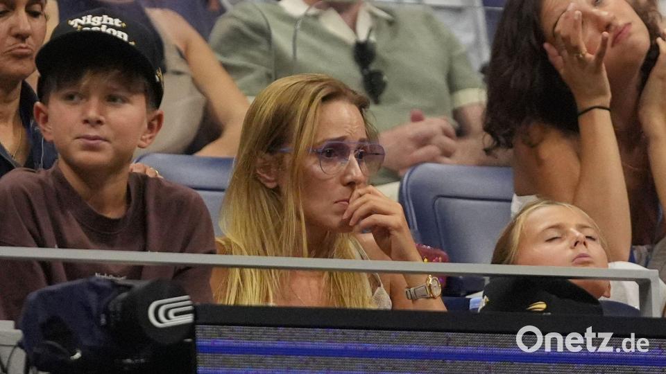 Besorgt verfolgen Djokovic' Ehefrau Jelena und die gemeinsamen Kinder das Spiel. Bild: Frank Franklin II/AP/dpa