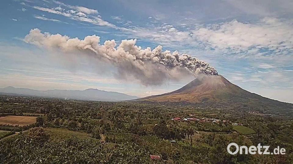 Die Aschesäule über dem Vulkan war dreieinhalb Kilometer hoch. Bild: Geological Ageny Indonesia/dpa