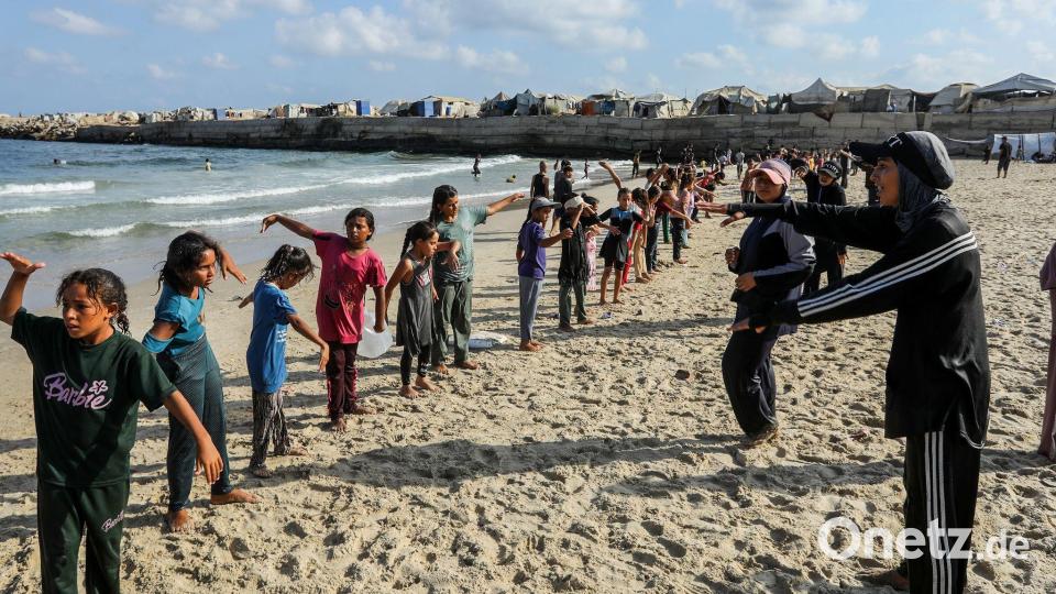Damit sich Kinder in Gaza von ihrem schweren Alltag ablenken können, bringen Trainer ihnen kostenlos das Schwimmen bei. Bild: Abed Rahim Khatib/dpa