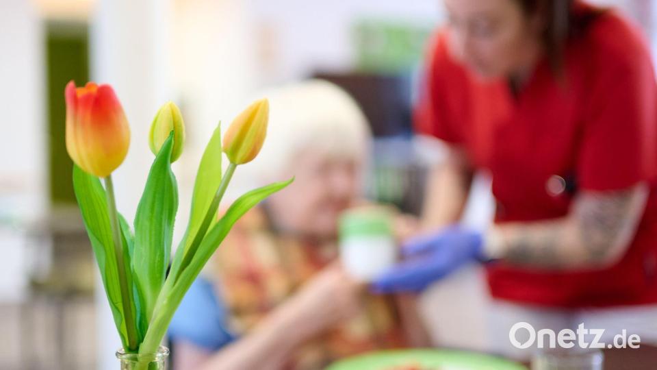 Die Pflegeversicherung steckt in den roten Zahlen. (Archivbild) Bild: Bernd Thissen/dpa
