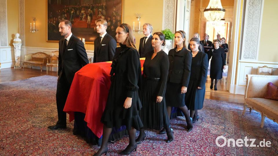 In langsamen Schritten begleitete die Familie den Sarg von Harald V. Bild: Ole Berg-Rusten/NTB Scanpix/AP/dpa