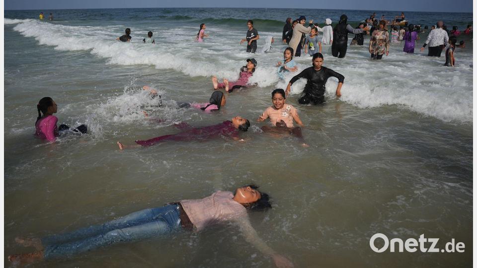 In der aktuellen Sommerhitze bietet das Schwimmen im Meer den Kindern auch Abkühlung. Bild: Abdel Kareem Hana/AP/dpa