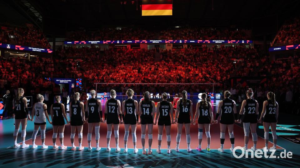 Im Viertelfinale könnten erneut die Gastgeberinnen auf das deutsche Team warten. (Archivbild) Bild: Uncredited/AP/dpa