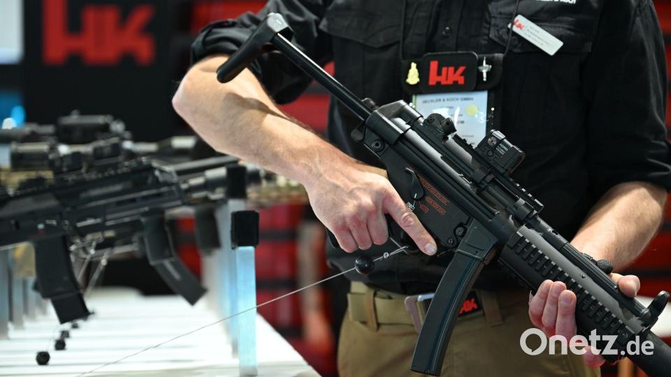 Heckler &amp; Koch macht so viel Umsatz mit seinen Waffenverkäufen wie noch nie. Hier ein Blick auf den HK-Messestand bei der Waffenmesse Eurosatory 2026. Bild: Wolf von Dewitz/dpa