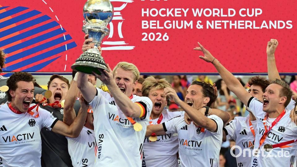Titeljubel auf dem Podium – Deutschlands Hockey-Männer feiern WM-Sieg gegen Spanien mit Tom Grambusch Bild: Dirk Waem/Belga/dpa