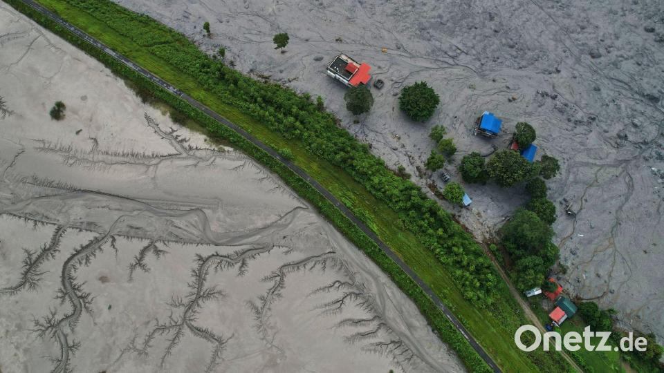 Die Schlammmassen haben wichtige Verkehrsverbindungen unterbrochen. Bild: Rajesh Kumar Singh/AP/dpa