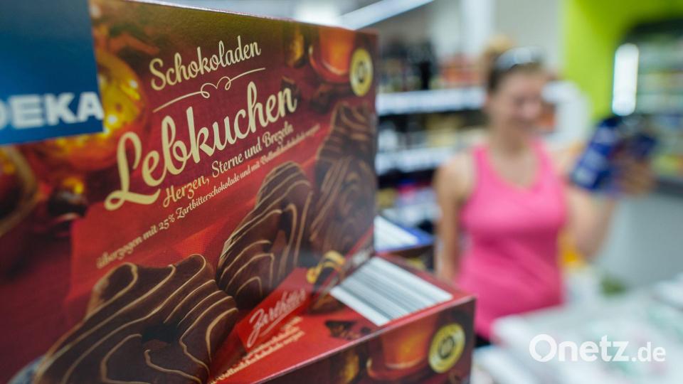 Schon ab Spätsommer türmt sich das Weihnachtsgebäck im Laden Bild: picture alliance / Sebastian Gollnow/dpa