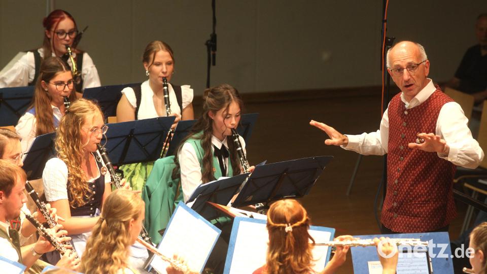 Dirigent Anton Lautenschlager (rechts) hatte für das Konzert ein vielseitiges Programm zusammengestellt. Bild: Rudolf Hirsch