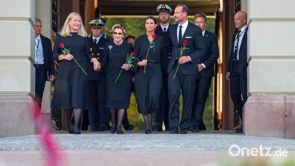 Mit roten Rosen traten Haakon und Teile seiner Familie auf den Schlossplatz. Bild: Cornelius Poppe/NTB/dpa