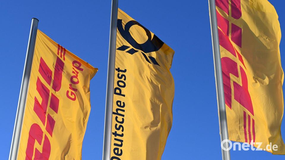 Eine Deutsche-Post-Fahne an der Konzernzentrale umrahmt von DHL-Fahnen. So soll es bleiben. Bild: Wolf von Dewitz/dpa
