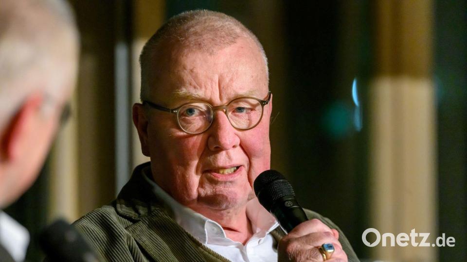 Ruprecht Polenz stellt im LCC in Sulzbach-Rosenberg sein Werk „Tu was – Kurze Anleitung zur Verteidigung der Demokratie“ vor. Bild: Gabriele Wiesneth-Mecke, VHS Amberg-Sulzbach