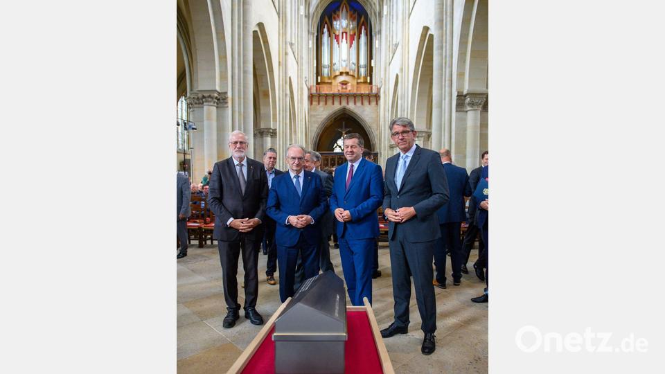 Sachsen-Anhalts Kulturminister Rainer Robra, Ex-Ministerpräsident Reiner Haseloff, Ministerpräsident Sven Schulze und Wolfram Weimer, Beauftragter der Bundesregierung für Kultur und Medien, im Magdeburger Dom am Sarg mit den Gebeinen von Kaiser Otto dem Großen. Bild: Klaus-Dietmar Gabbert/dpa