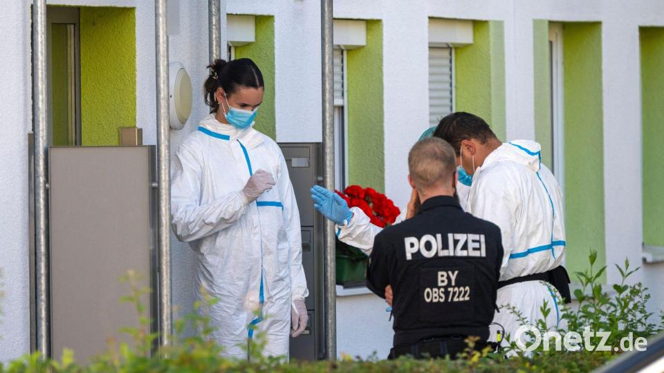 In dem Haus wurden die Leichen der Frau und ihres Sohnes gefunden. Bild: Peter Kneffel/dpa