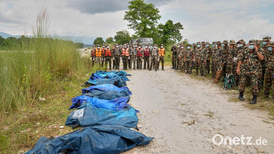 Vielerorts im Katastrophengebiet liegen Leichensäcke. Bild: Dar Yasin/AP/dpa