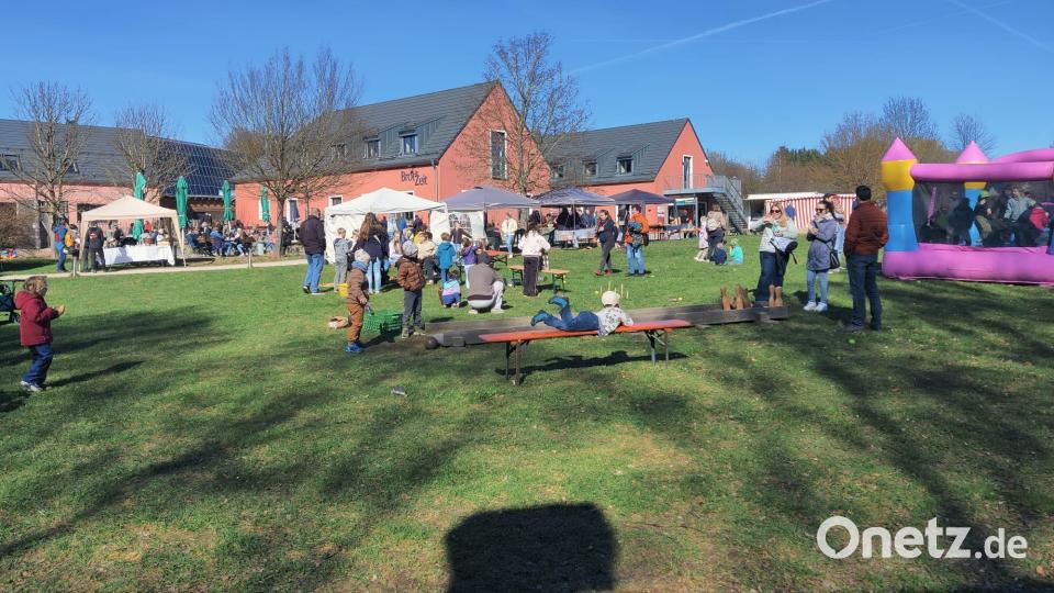 Kinder beim Spielen im Geschichtspark Bärnau-Tachov. Bild: Elisabeth Stadler