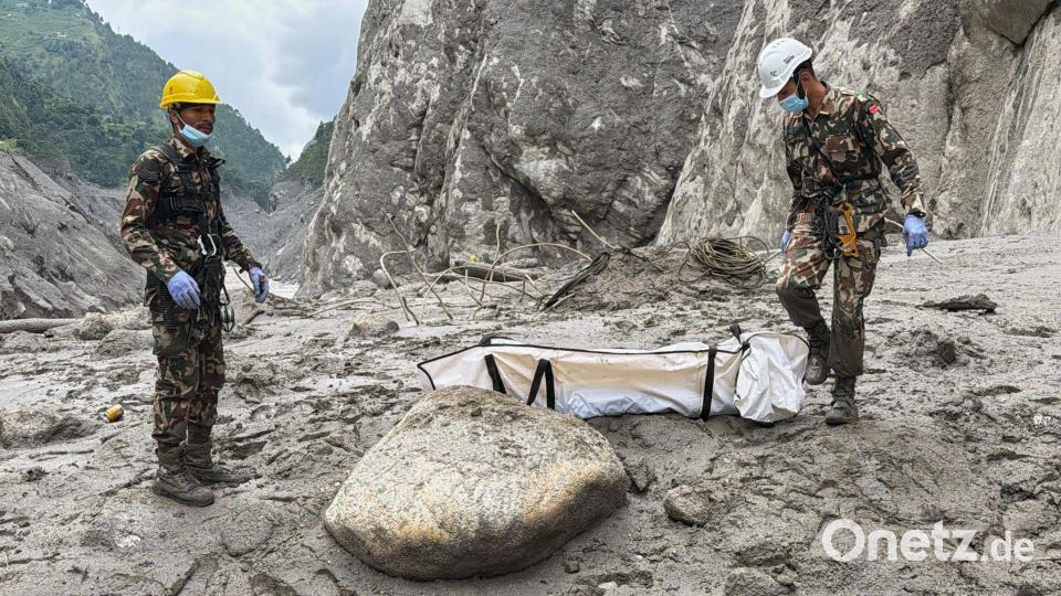 Immer mehr Leichen werden aus dem Schlamm geborgen. Bild: Kaslai Dine/AP/dpa