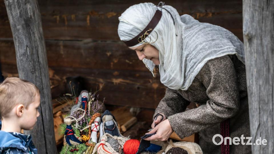 Kinder beim Basteln von Strohpuppen im Geschichtspark Bärnau-Tachov. Bild: Susanne Sümer