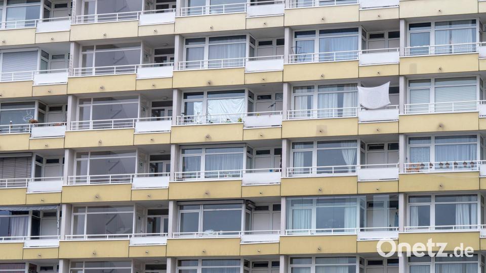 Von Vermieterseite ist oft zu hören, ein Grund für die teils hohen Mieten seien zu kleinteilige Vorschriften, gestiegene Handwerker- und Neubaukosten. (Symbolbild) Bild: Peter Kneffel/dpa
