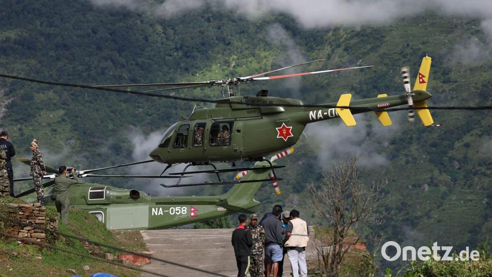 Ein Rettungshubschrauber hebt zum Einsatz im Katastrophengebiet in Nepal ab. Bild: Uncredited/YNA/dpa