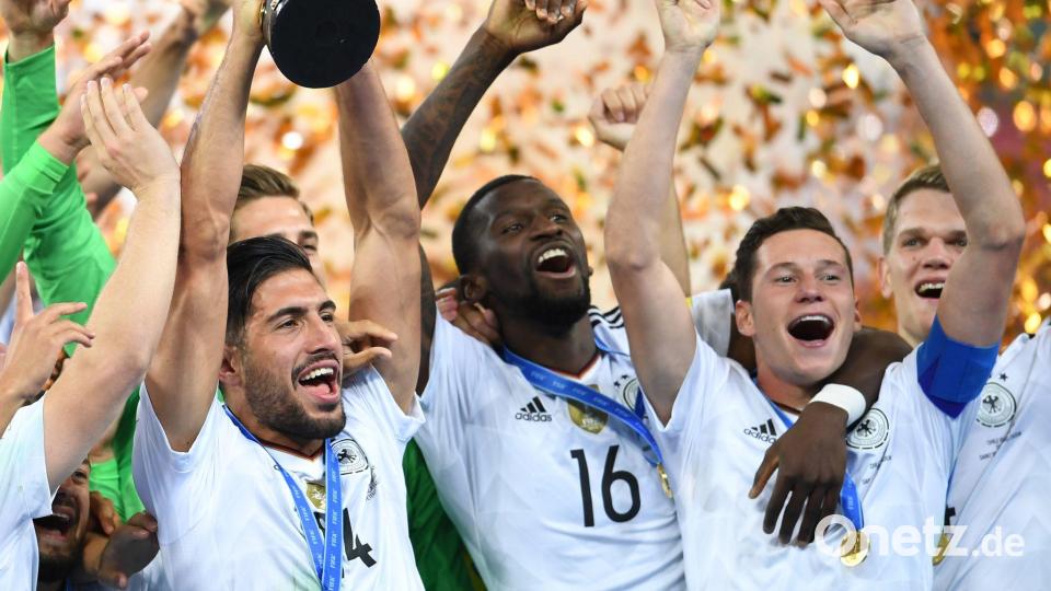 Mit Emre Can (l.) und Julian Draxler (r.) bejubelt Rüdiger (m.) den Gewinn des Confed Cups 2017. (Archivbild) Bild: picture alliance / Marius Becker/dpa