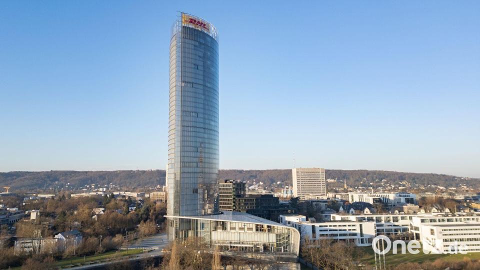 Nicht nur das Posthorn ist auf dem Dach des Posttowers montiert, sondern auch ein großes DHL-Logo. Bild: Benjamin Westhoff/dpa