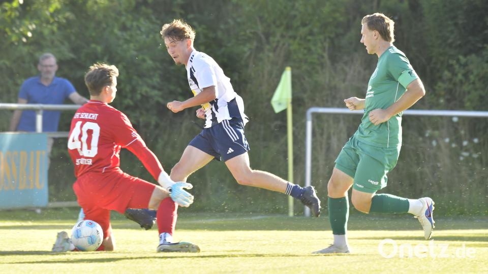 James Bucher (Mitte) machte zuletzt beim SV Raigering auf sich aufmerksam. Bild: Hubert Ziegler