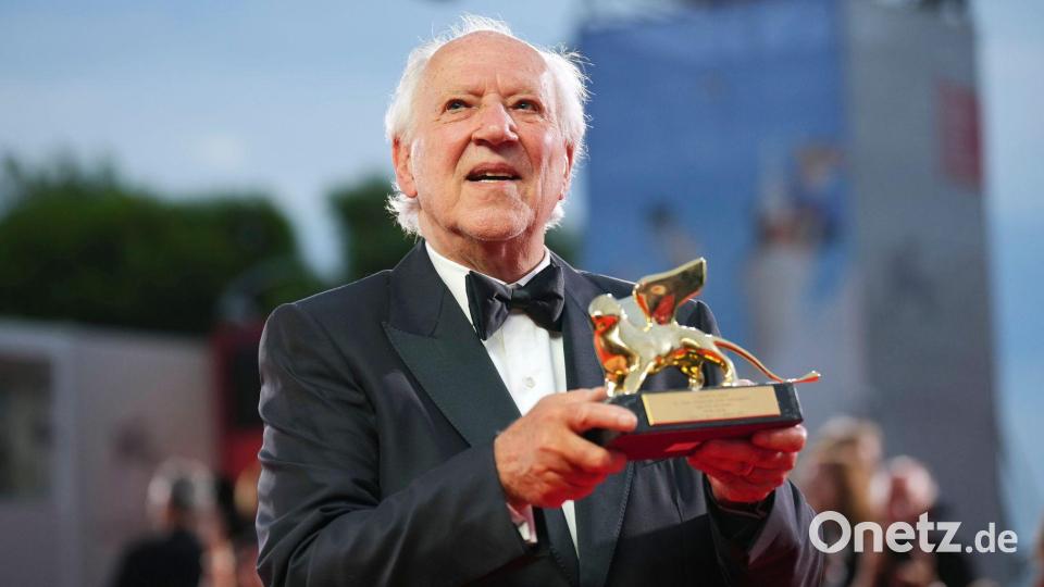 Werner Herzog wurde vergangenes Jahr mit dem Goldenen Löwen für sein Lebenswerk ausgezeichnet. (Archivbild) Bild: Alessandra Tarantino/Invision/AP/dpa