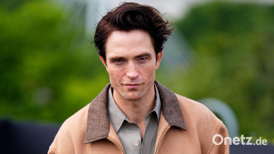 Robert Pattinson spielt den amerikanischen Fernsehjournalisten Chris Hansen. (Archivbild) Bild: Jordan Pettitt/PA Wire/dpa