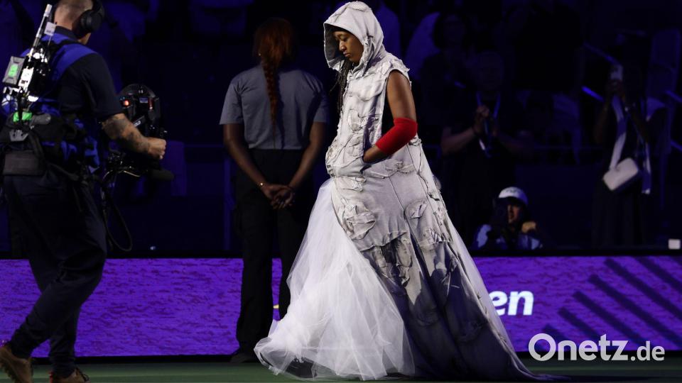 Naomi Osaka präsentiert erneut ein spektakuläres Outfit. Bild: Adam Hunger/AP/dpa