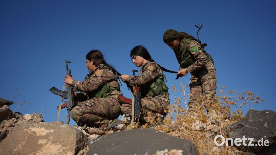 Kurdische Kämpferinnen beim Zöpfeflechten Bild: Bruno Camillo/JNA via ZUMA Press Wire/dpa