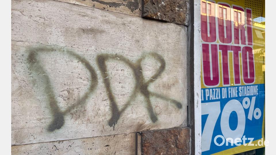 In Ostia findet sich der Schriftzug DDR vielerorts an den Wänden. (Archivbild) Bild: Christoph Sator/dpa