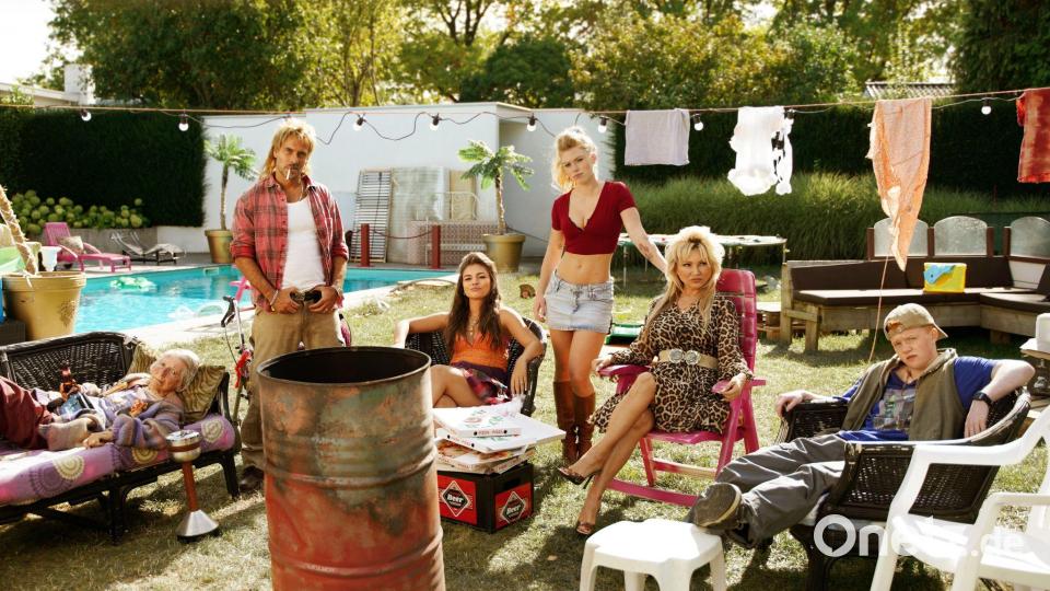 Das von RTL zur Verfügung gestellte „Flodders“-Handout zeigt von links nach rechts Oma Flodder (Saskia van Iterson), Donnie (Tibor Lukacs), Kees Jr. (Ghislaine van IJperen), Priscilla (Dylan Jongejans), Kees Sr. (Tatjana Simic) und Paultje (Jack Koren). Bild: ---/RTL/dpa