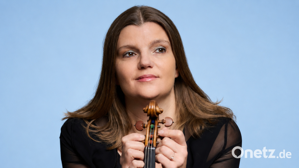 Monika Hager wohnt seit 2023 in Kohlberg, pendelt nach Nürnberg zu der Staatsphilharmonie Nürnberg, dem größten Klangkörper der Metropolregion, und spielt dort Geige. Bild: Ludwig Olah
