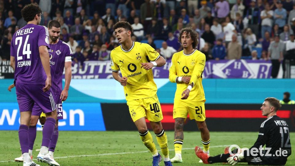 Brachte seine Mannschaft mit einem Doppelpack vor der Pause auf den richtigen Weg: BVB-Stürmer Samuele Inácio (M.). Bild: Christian Charisius/dpa