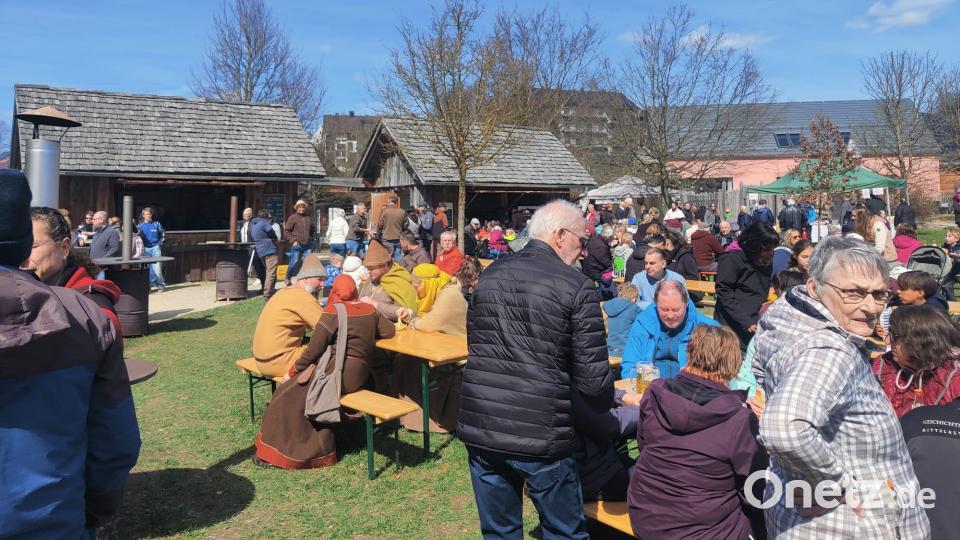 Kinder beim Spielen im Geschichtspark Bärnau-Tachov. Bild: Elisabeth Stadler