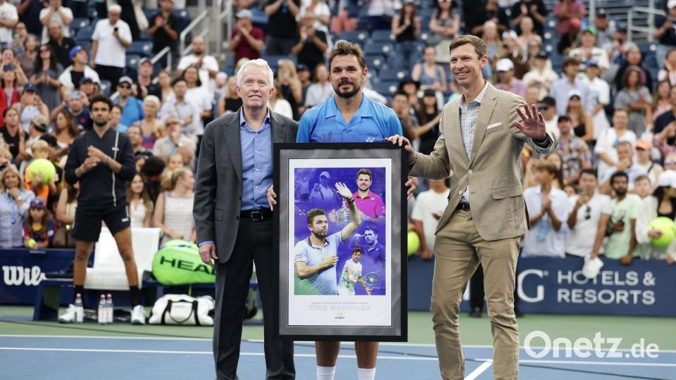 Von den Turnierorganisatoren erhielt Stan Wawrinka eine Collage als Erinnerung. Bild: Adam Hunger/AP/dpa