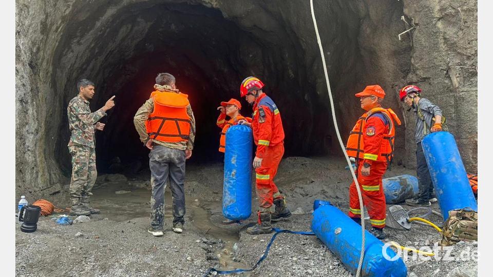 In Tunneln werden noch immer zahlreiche Arbeiter vermisst. Bild: Uncredited/Nepal Army/dpa