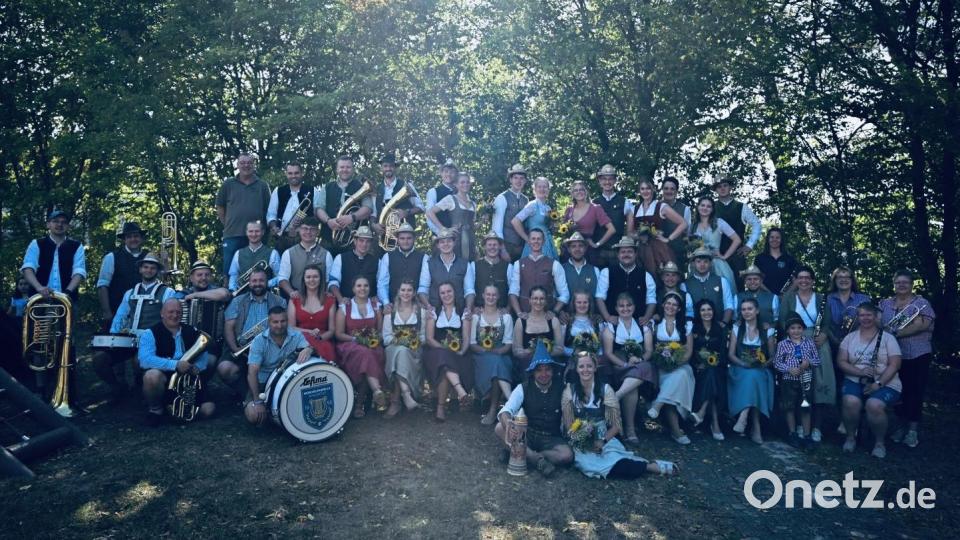 Die 16 Kirwapaare und die Schlichter Kirwamusiker der Werkvolkkapelle nach ihrem gelungenen Auftritt. Das neue Oberkirwapaar sind Laura Lehner und Lucas Willax (vorne in der Mitte). Bild: Lena Wiesnet