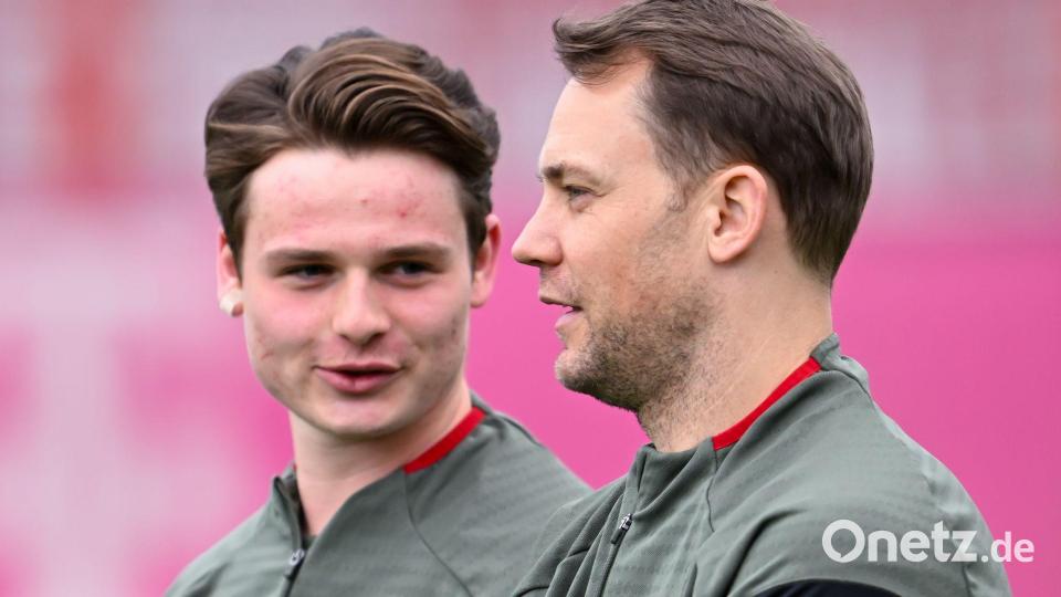 Gegenwart und Zukunft im Tor: Der 40-jährige Manuel Neuer (r) und sein Kronprinz Jonas Urbig. (Archivbild) Bild: Sven Hoppe/dpa