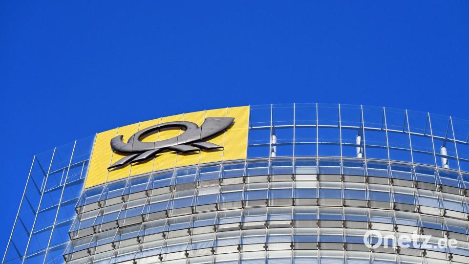 Über den 41 Stockwerken des Bonner Posttowers thront das gute alte Posthorn-Logo. Das soll so bleiben. Bild: Wolf von Dewitz/dpa
