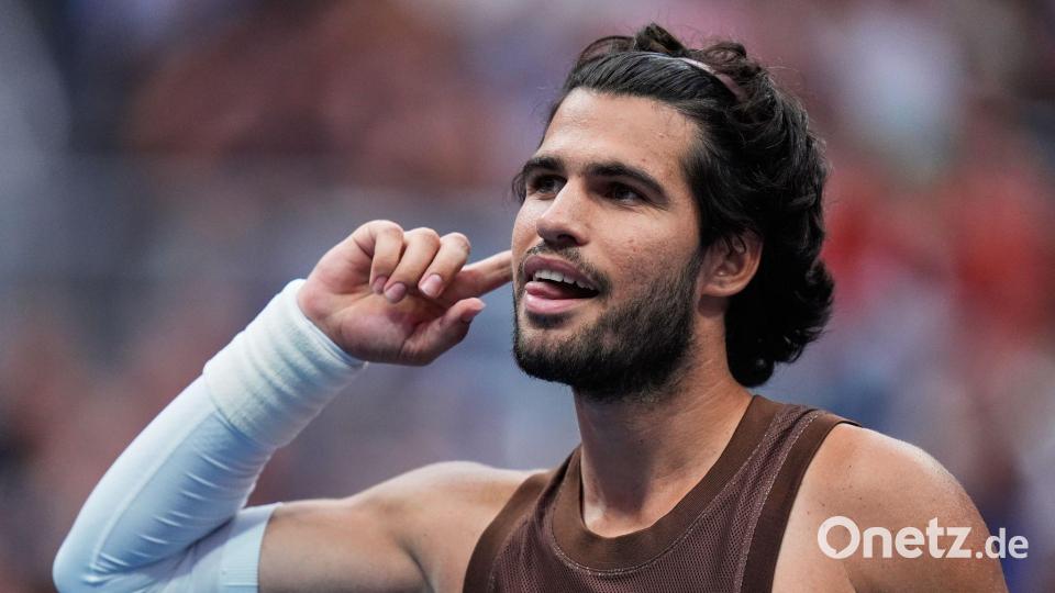 Carlos Alcaraz trägt in New York nach seiner Handgelenksverletzung immer noch eine Bandage. Bild: Seth Wenig/AP/dpa
