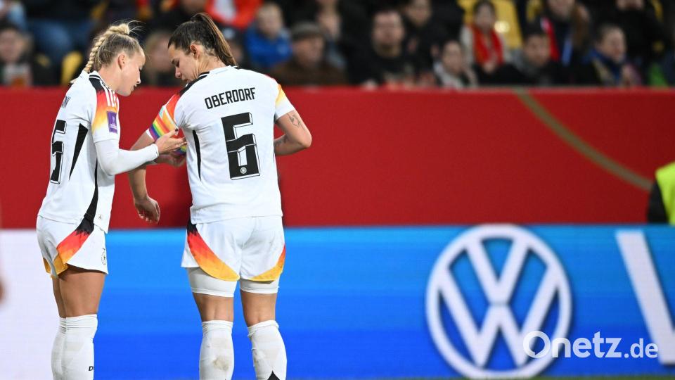 Giulia Gwinn (l) und Lena Oberdorf sind auch für die DFB-Elf unheimlich wichtig. (Archivbild) Bild: Sebastian Christoph Gollnow/dpa