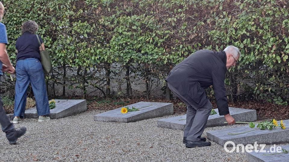 Zu Ehren der unbekannten Opfer werden Sonnenblumen auf den Gedenksteinen niedergelegt Bild: Elfriede Weiß